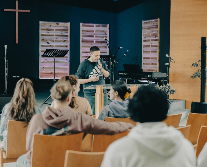 A student of the European Theological Seminary is speaking in the chapel